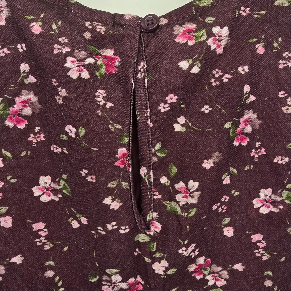 Gap long sleeve Floral smocked dress in a size 5.  New with tags.